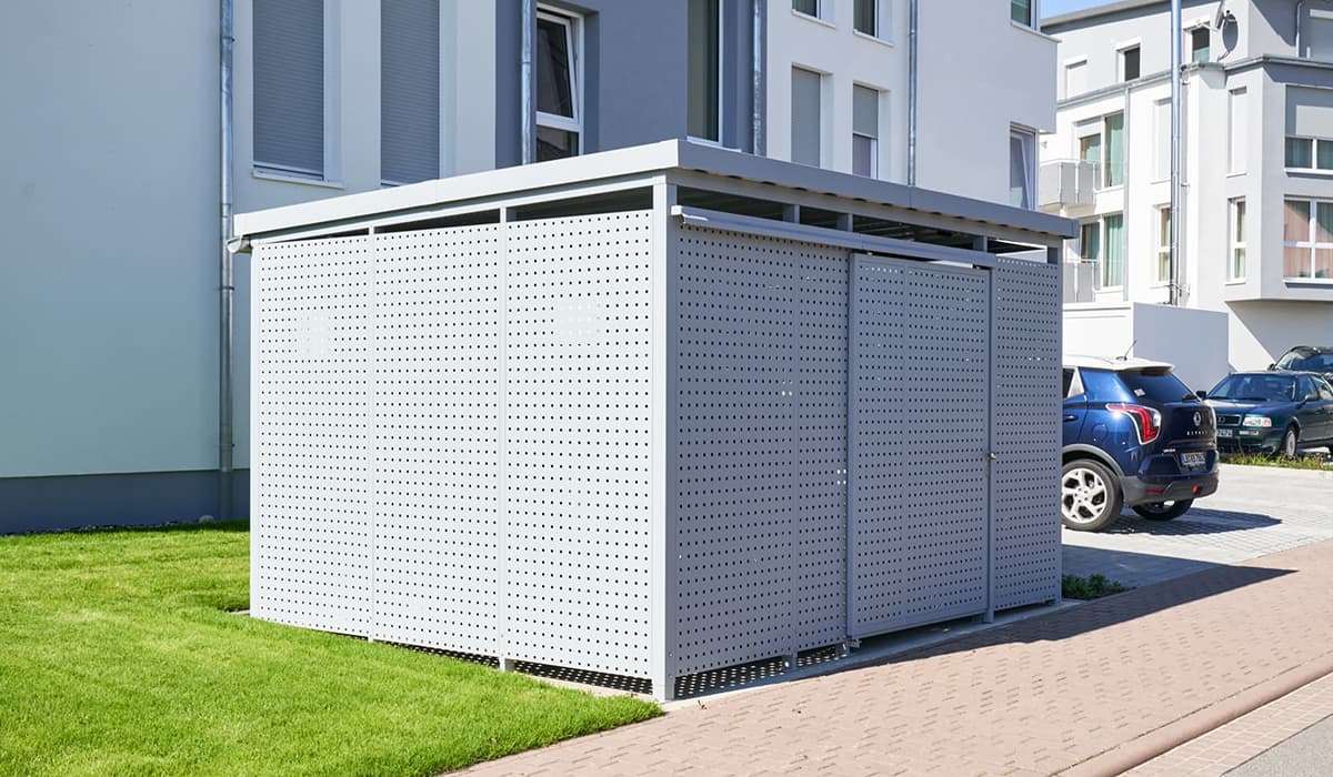 <h5>Mülltonnen-Einhausung aus Quadratlochblech</h5>